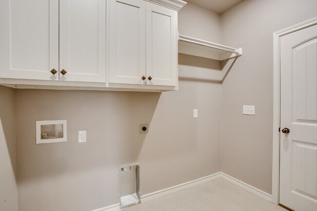 Building Photo - 3/2/2 duplex located in Highland Heights!!