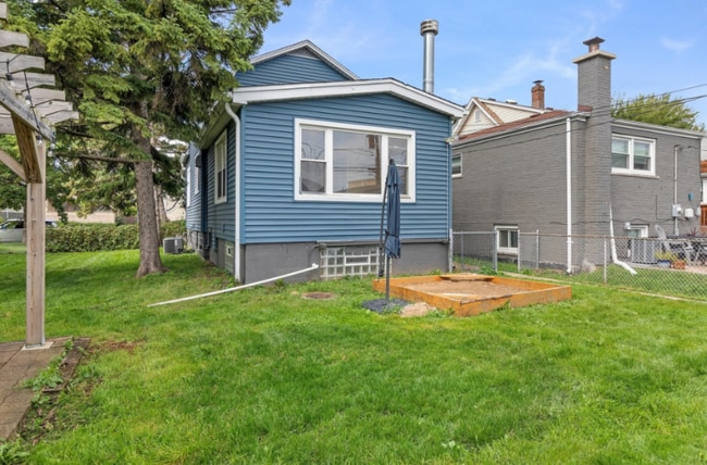 Building Photo - 1522 Elgin Ave