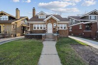 Building Photo - 3 bedroom 2 bath $1350