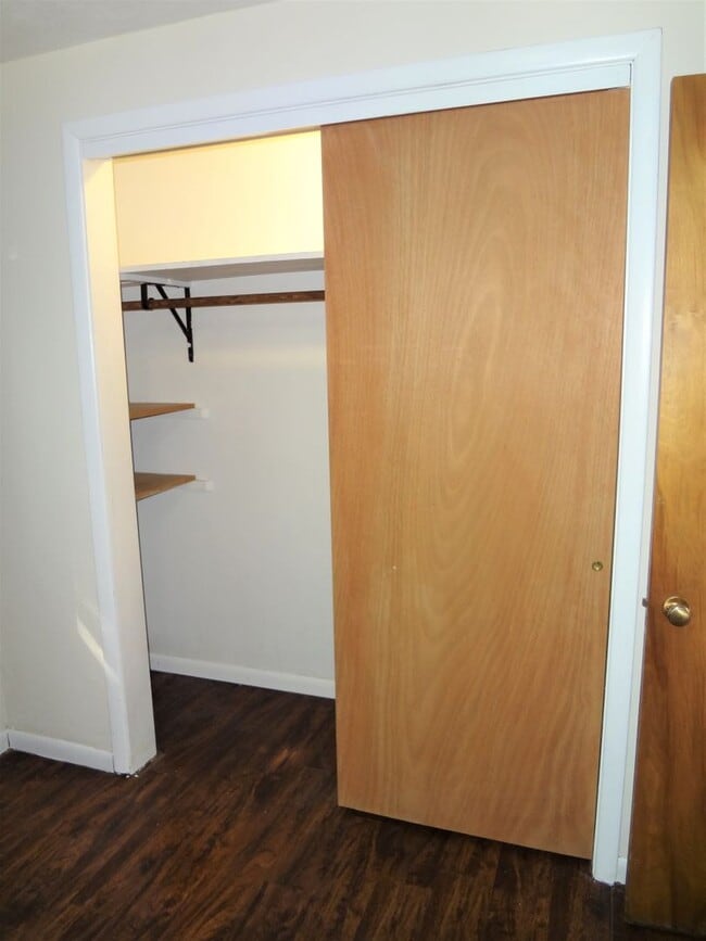 Building Photo - 2 Bed, 2 Bath Apartment off University Ave. w/ Hardwood Flooring