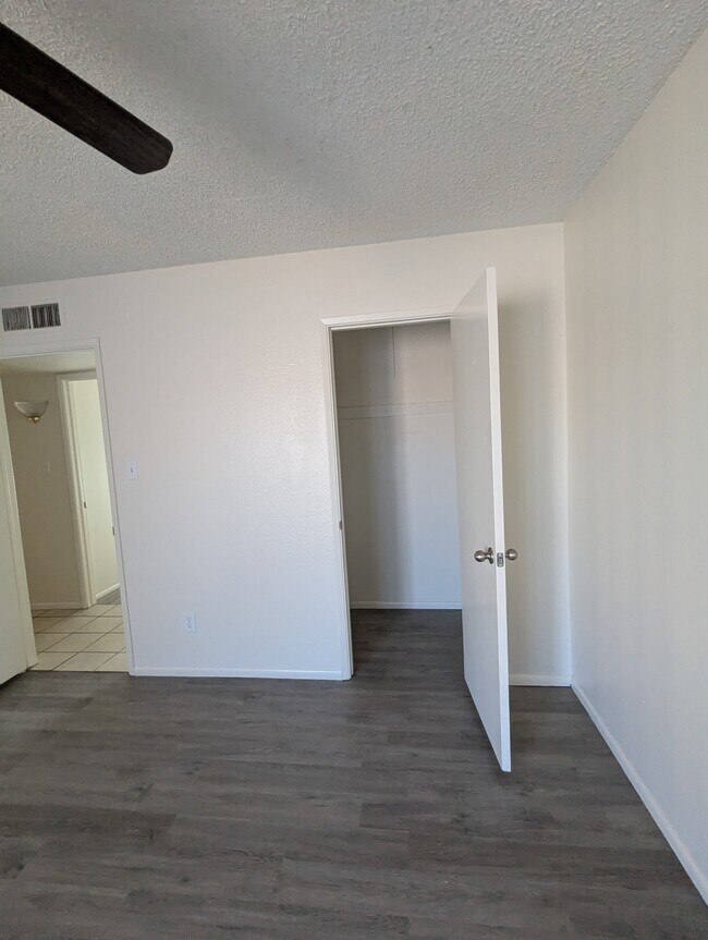 Building Photo - 563 N Santa Anna