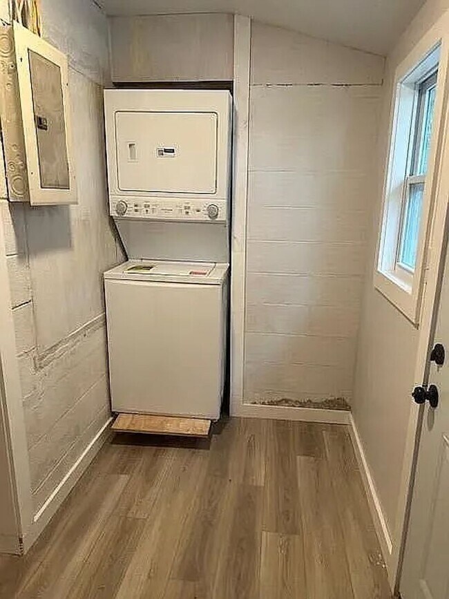 Building Photo - 206 Smith St NE