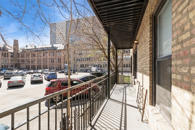 Building Photo - 645 W Bittersweet Pl