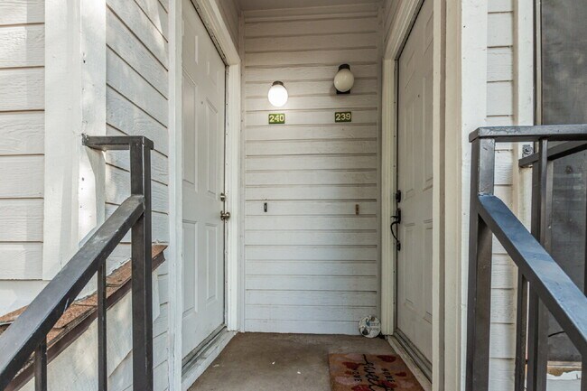 Building Photo - Ready for IMMEDIATE MOVE IN!