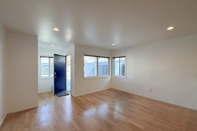 Building Photo - 3 bedrooms & 2 bathrooms |Duplex | Oxnard | Silverstrand Beach| Unfurnished