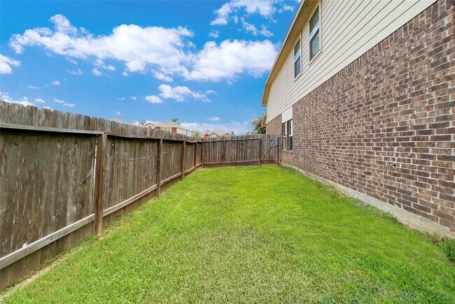 Building Photo - 166 Meadow Grove Dr