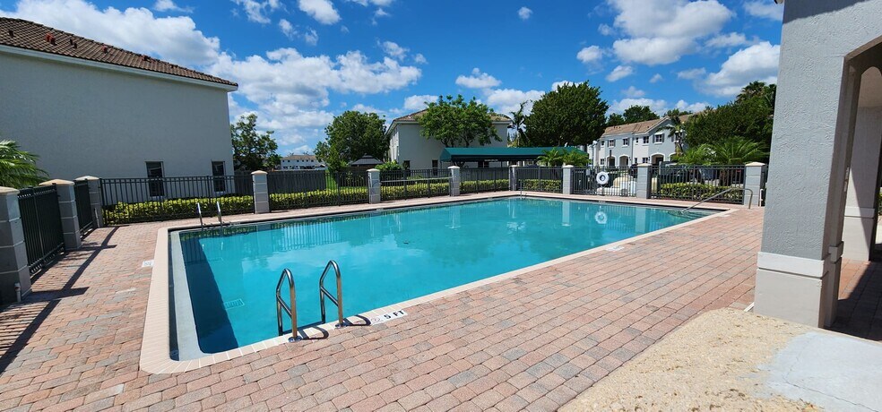 Building Photo - 2940 SE 15th Ter