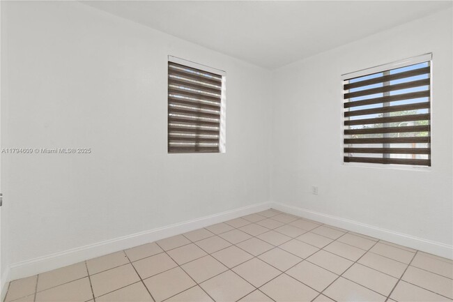 Building Photo - 33 E 60th St