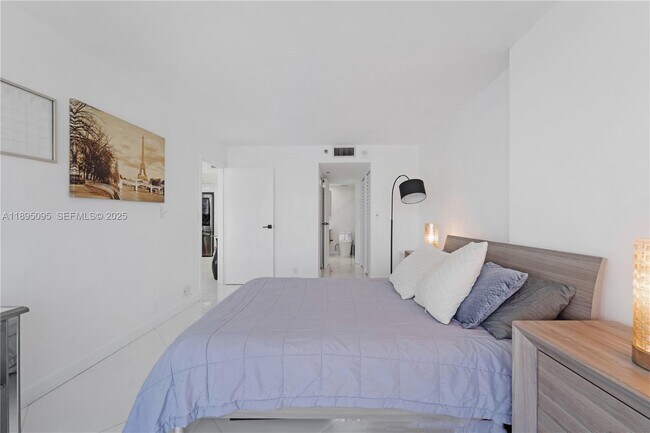 Building Photo - 7601 E Treasure Dr