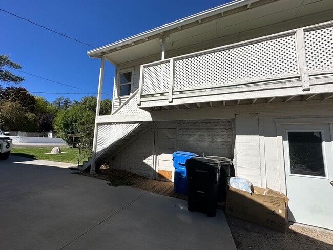 Building Photo - One bedroom, one bath, balcony and great views!