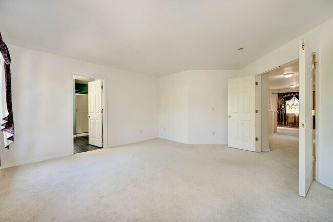 Building Photo - Mountlake Terrace Two Story Home