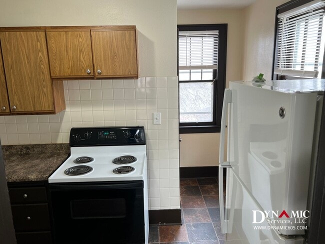 Building Photo - Upper Level 2 Bedroom, 1 Bathroom Duplex - Tenant Pays ALL Utilities