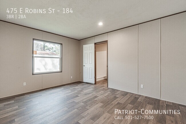 Building Photo - 475 E Robins St