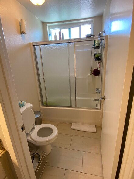 bathroom 2 - 16866 Kingsbury St