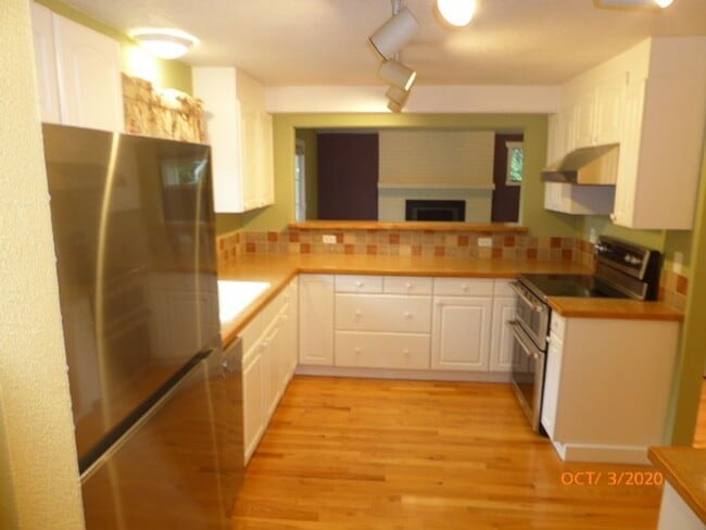 Building Photo - Beautiful 2 Story 3 Bed 2.5 Bath