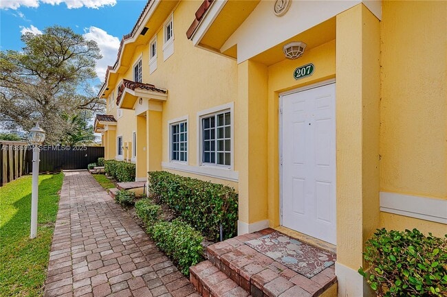 Building Photo - 205 NE 4th Ct.