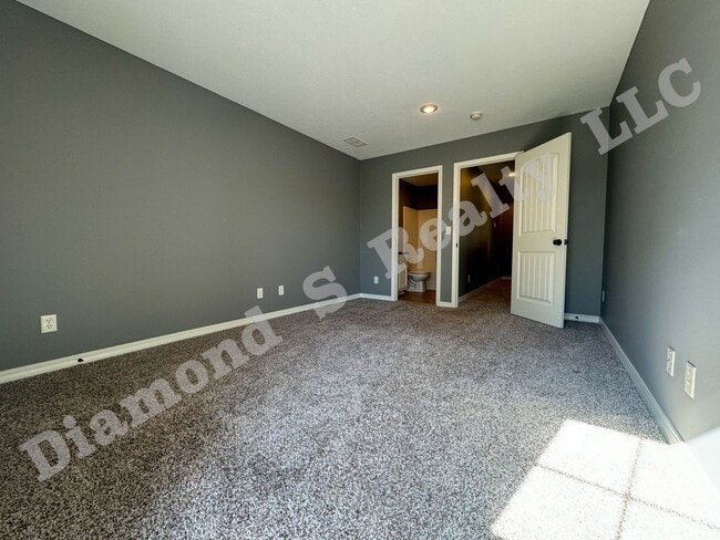 Building Photo - Updated 4 Bed Duplex close to MSU and Down...