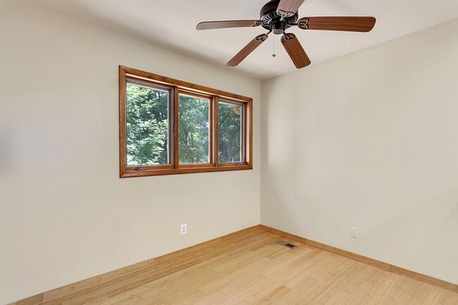 Building Photo - 2 Bedroom/1.5 Bathroom Duplex - ASK ABOUT ...