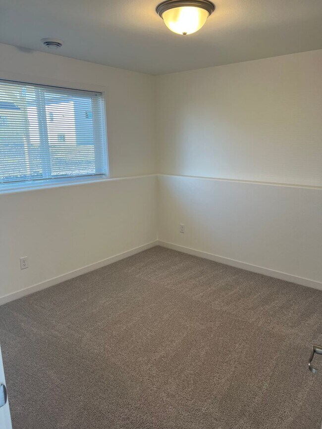 Building Photo - New 3 bedroom/2 bathroom house