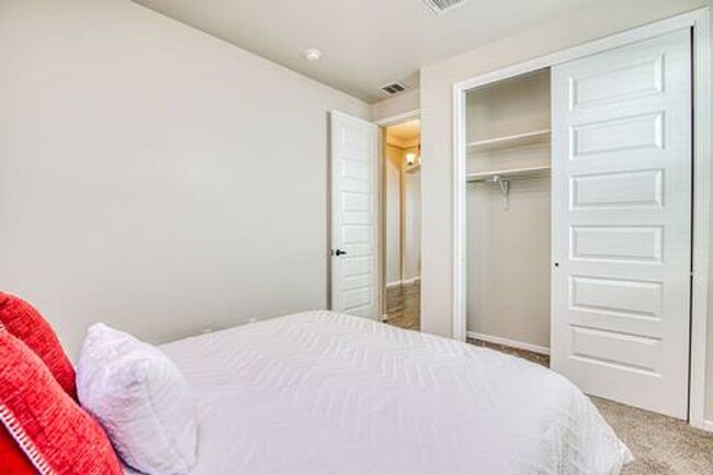 Building Photo - Beautiful East side House 3 Bed