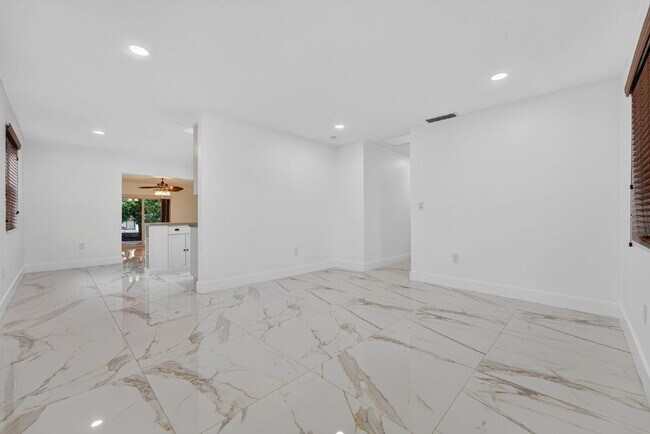 Building Photo - 3147 SW 24th St