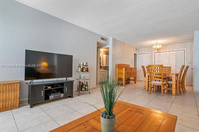 Building Photo - 9225 Collins Ave