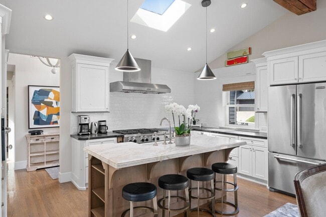 Building Photo - Stunning Single Family Home in the Heart o...