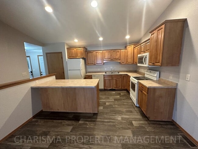 Building Photo - 4 BEDROOM, 2 BATH TOWN HOME, PET FRIENDLY, AMENITY FILLED, DOUBLE ATTACHED GARAGE!