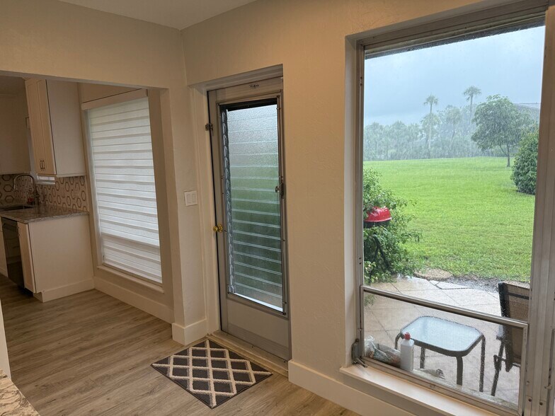 Building Photo - 781 Palm View Dr