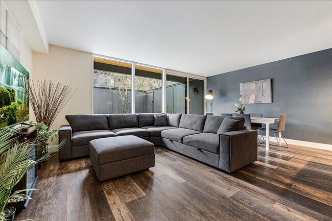 Building Photo - Furnished three bedroom condo on the lake available 2/1/26 - short term rental