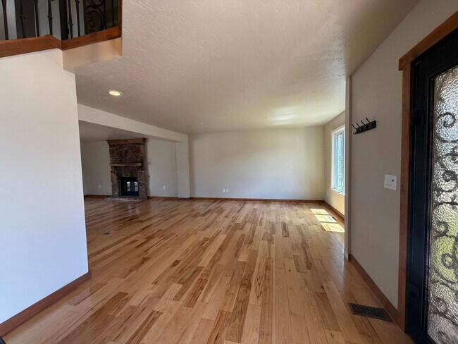 Building Photo - 5BD/4BA/3 car garage w Flat Yard Cheyenne ...