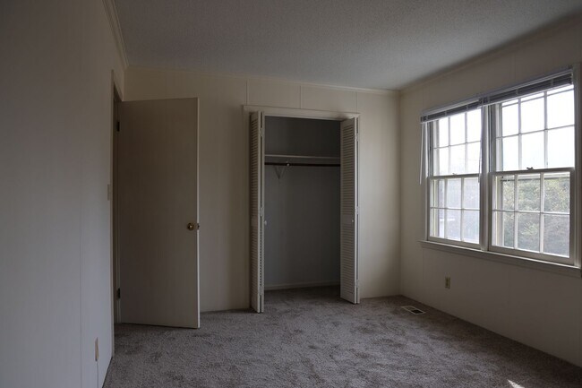 Building Photo - 510 S Vermont St