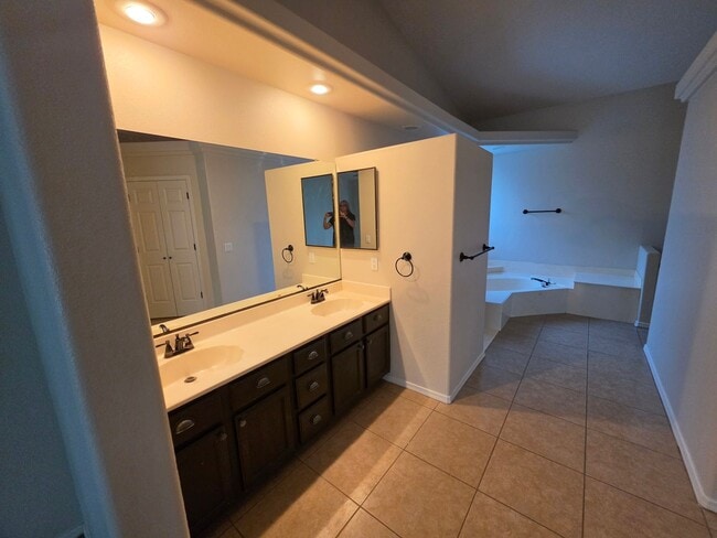 Building Photo - 2021 Lago Grande Cir