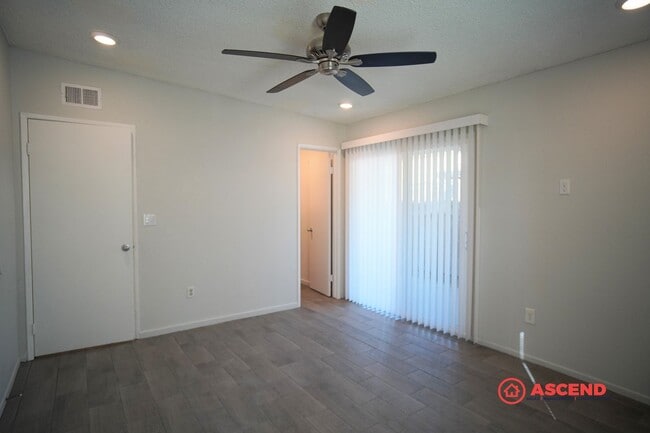 Building Photo - Apartment in Central Bakersfield!