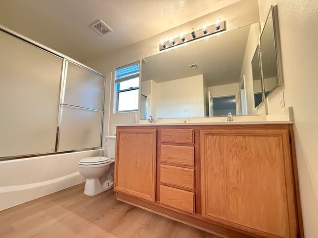 Building Photo - Carry Over Showing: This property has been shown before and will be rented to the first most qual...