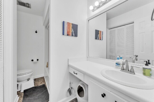 Building Photo - Quaint 3-Bedroom Retreat with Fireplace & ...