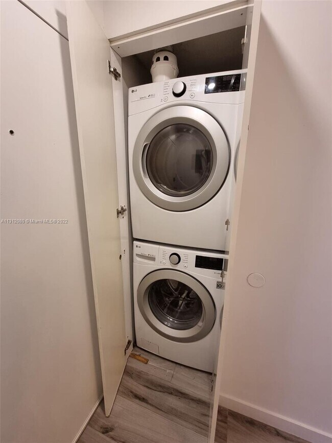 Building Photo - 12105 NE 11th Pl