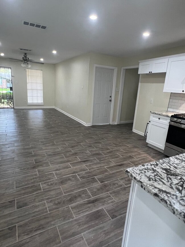 Building Photo - 3014 Nona Cir