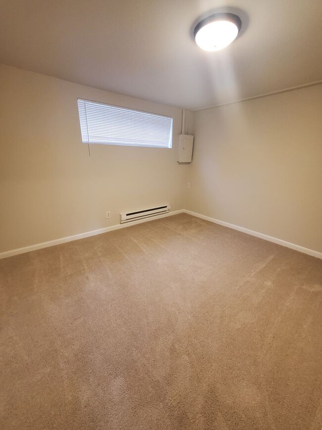 Building Photo - Now Available – Spacious 2 Bed / 1 Bath Ap...
