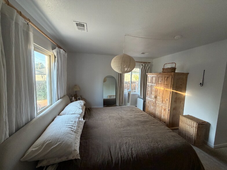 Building Photo - 2375 Hanover St