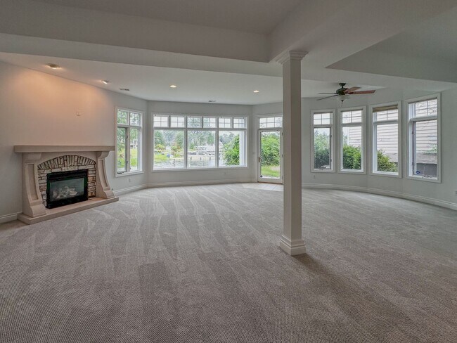 Building Photo - Lakeside Living!