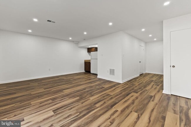 Building Photo - 8234 Stationhouse Ct