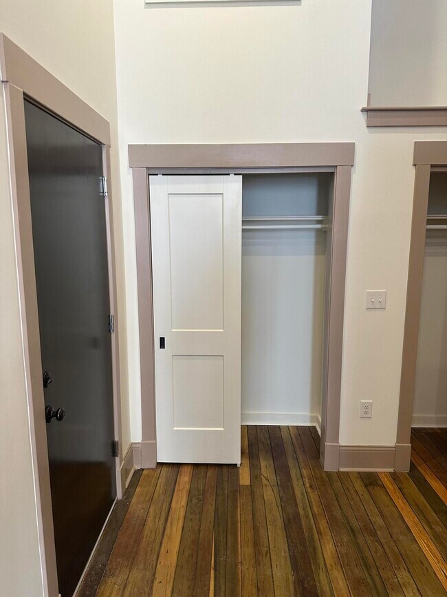 Building Photo - 307 W Main St