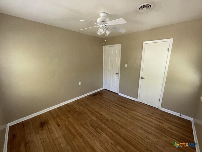 Building Photo - 304 Oak St