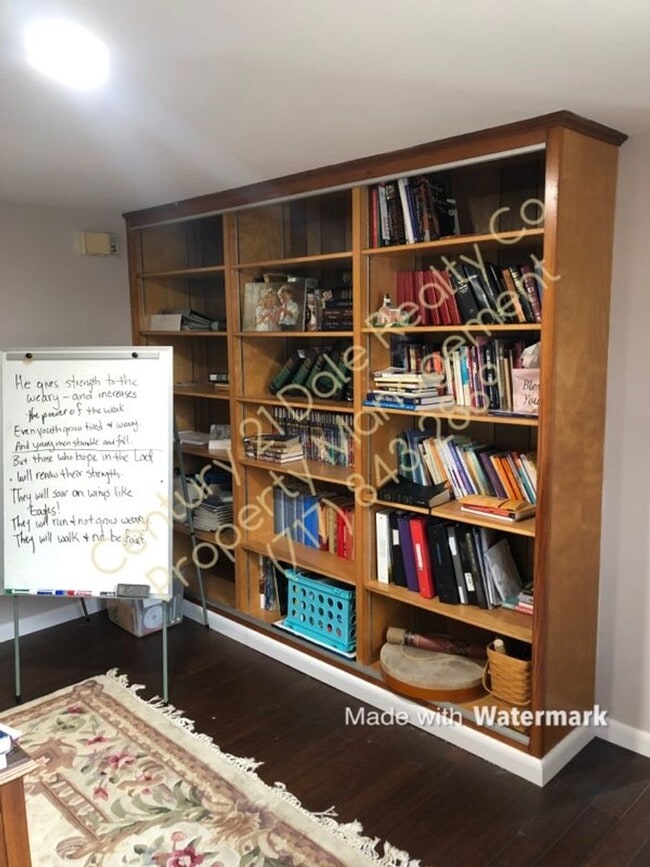 Building Photo - Very Large 3 BR House in North Eastern School District