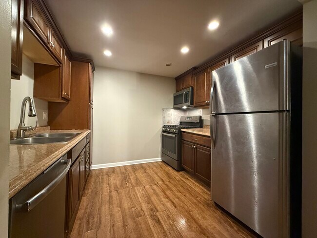 Building Photo - 154 E Bailey Rd