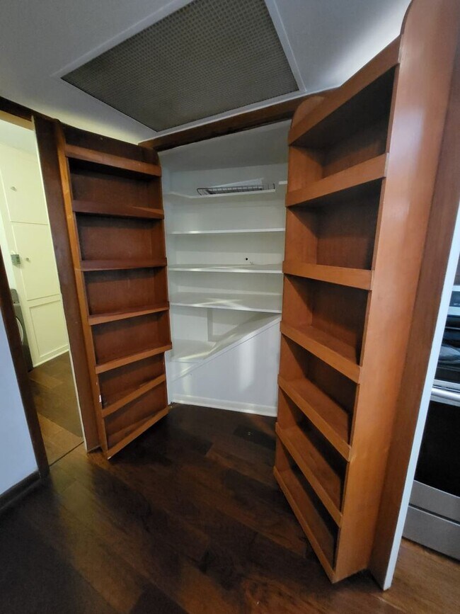 Building Photo - 5 Month lease available. Mid-century home ready for move-in