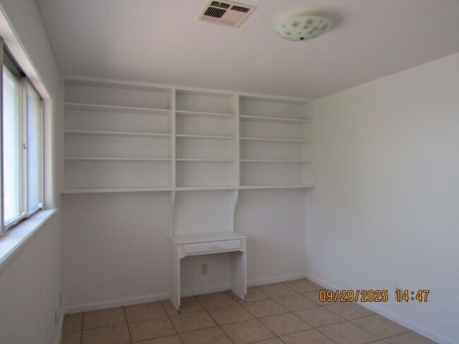 Building Photo - Very nice spacious home! No Carpet! Pet Fr...