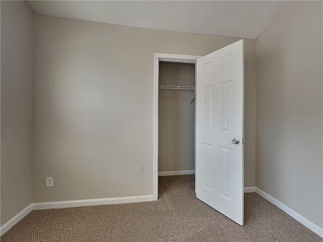 Building Photo - 205 Oak Terrace Dr