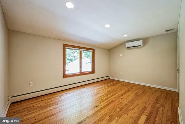 Building Photo - 3574 Glenway Rd